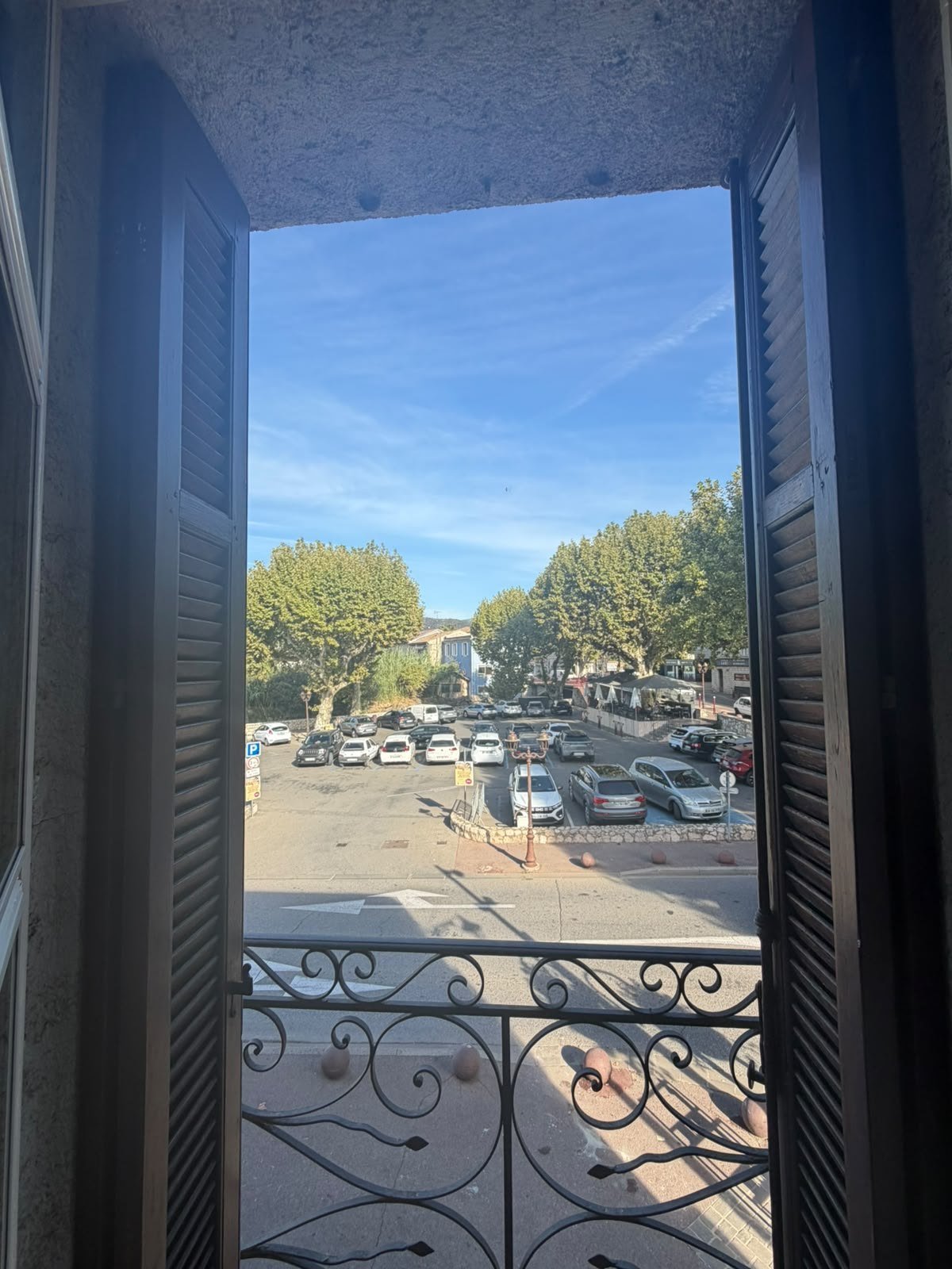 Vue depuis le cabinet sur la place du Logis à Pégomas