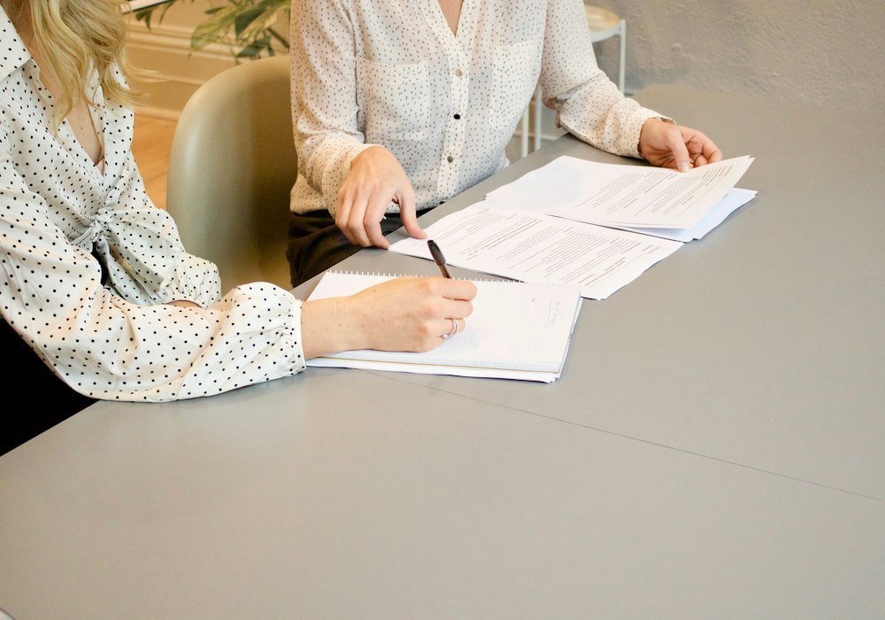 Signature de documents lors d'un rendez-vous