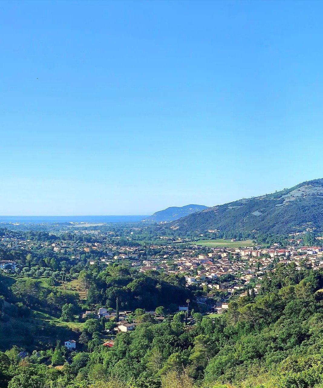 Le village de Pégomas, la vallée de la Siagne et la mer à l'horizon